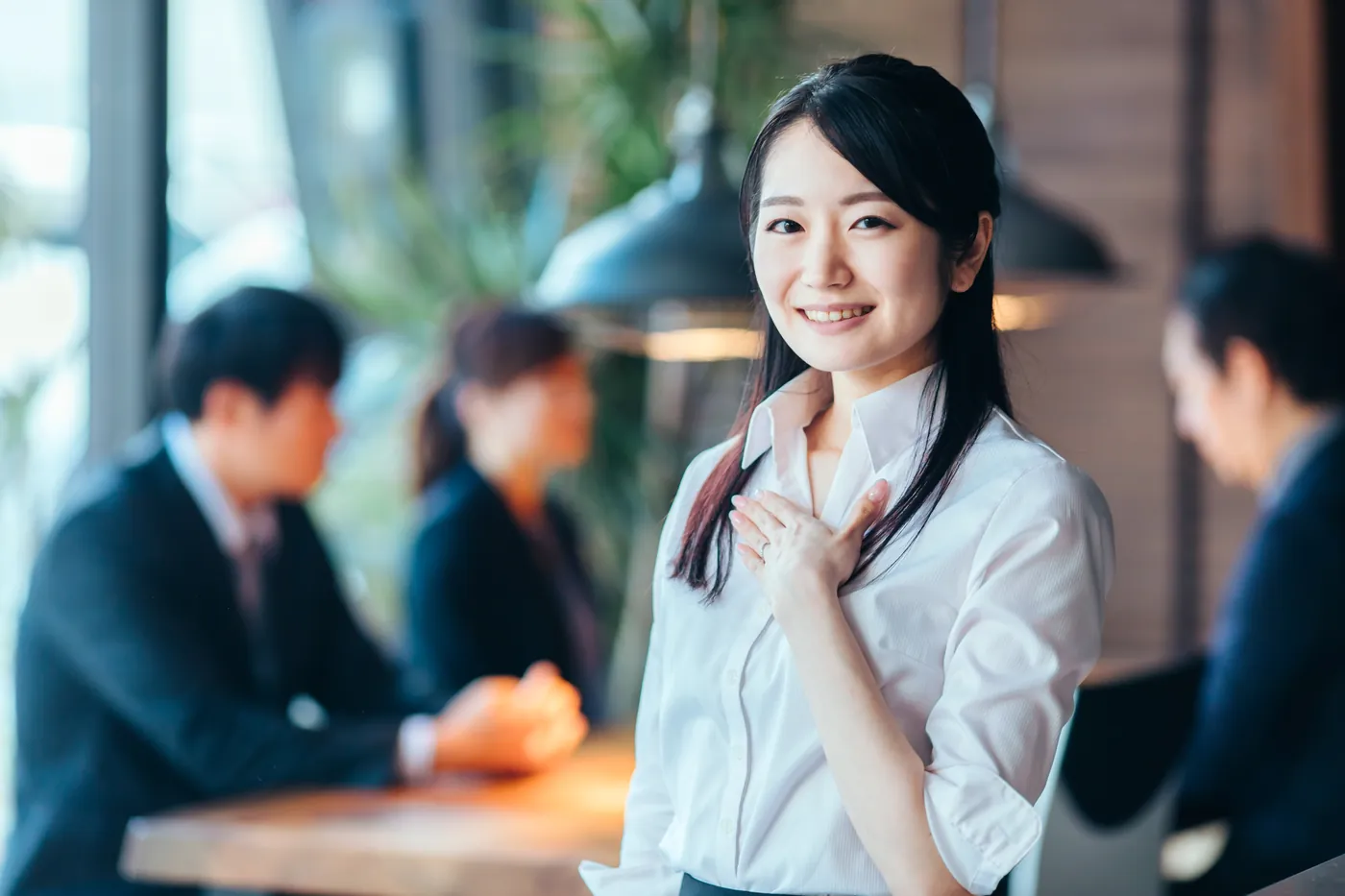 笑顔でお客様を迎えるスタッフ